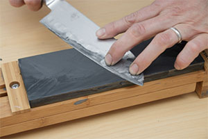 How to sharpen a knife with a whetstone